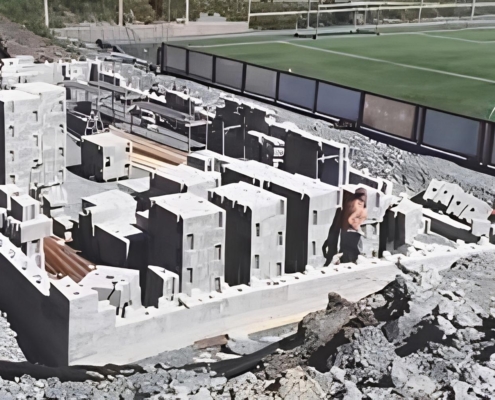 Isolasjonsstein stables ved en fotballbane under bygging av klubbhus